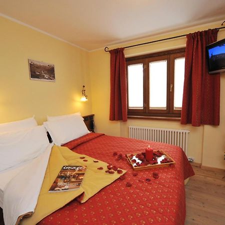 Hotel Le Petit Abri Champoluc Rom bilde